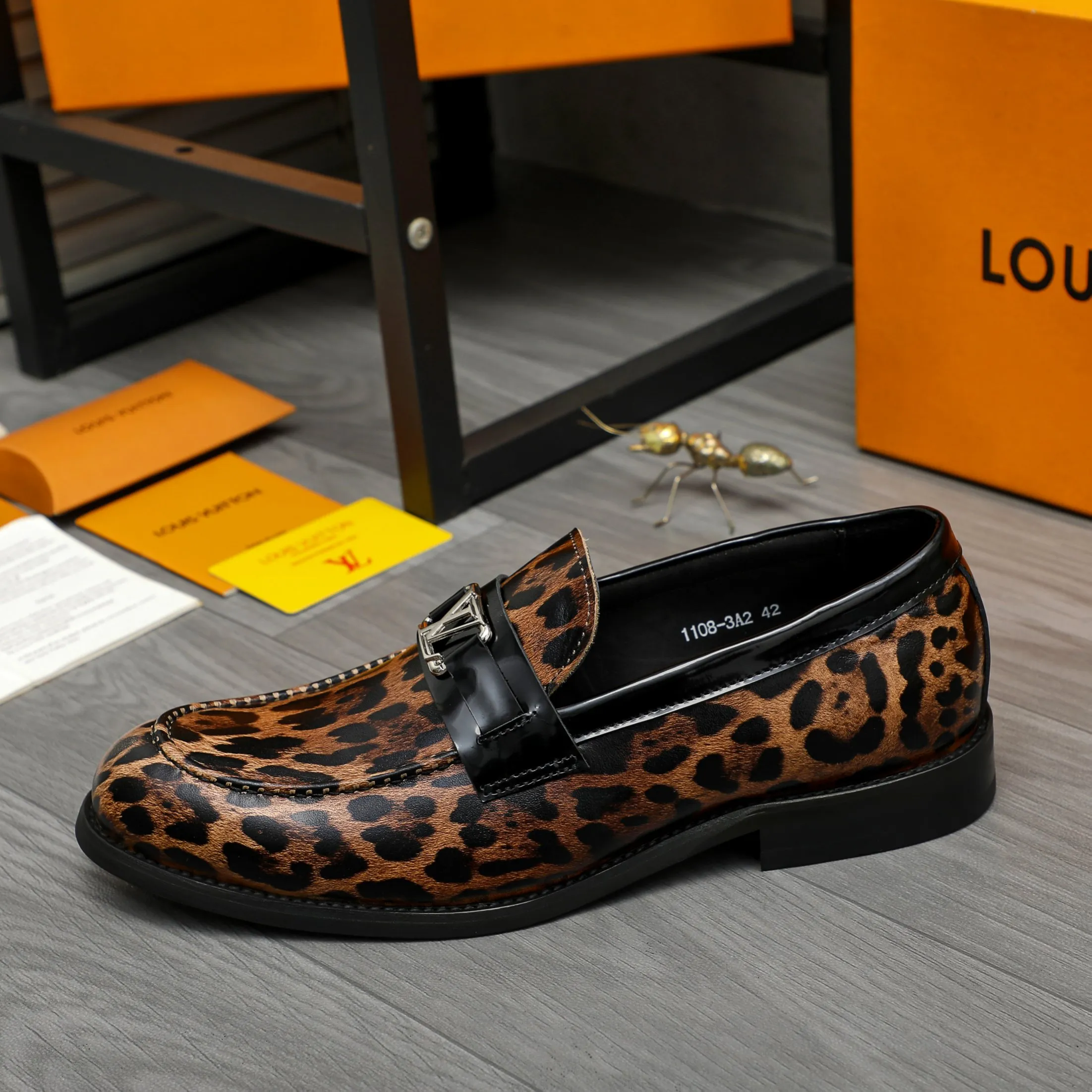 Men's shoes 💰p460 Product trademark: LV "Louis Vuitton" business slip-on leather shoes Regular size: 39-45 (45 is custom-made and non-returnable) Product materials: Selected leopard print cowhide stitching upper, cowhide lining, original rubber outsole